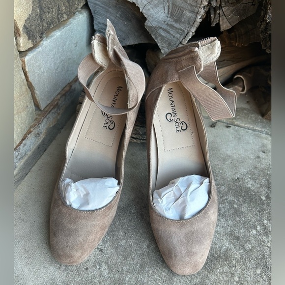 Mountain sole Mickey Tan Elegant Heels with Classic Design Sz-7M.  I - Picture 6 of 8